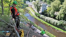 Odstraování nestabilního kusu skály ve Slovenské ulici v Karlových Varech....