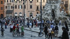 Italové v hojných potech vyrazili do ulic íma. (24. kvtna 2020)