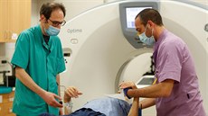 Zdravotníci v italském San Pietru pipravují pacienta na CT vyetení. (25....