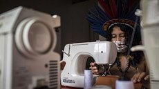 Braziltí indiáni z etnika Sateré-Mawé íjí rouky. (13. kvtna 2020)