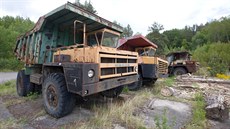 V lomu dodnes stojí část staré techniky, například důlní náklaďáky Belaz.