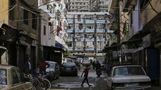 Chlapec pechází ulici v Bab al-Tebanneh, jednom z nejchudích slum v...