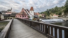 Z této krumlovské lávky p�es Vltavu turisté v lét� sledují vodáky na �ece.