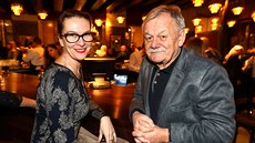 MAN�ELKA. Iva je jeho druhá �ena.