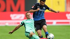 Pavel Kadeřábek, český obránce Hoffenheimu, se ve skluzu snaží zbrzdit Gerrita...