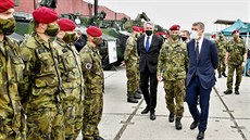 Premiér Andrej Babi a ministr obrany Lubomír Metnar navtívili v pátek...