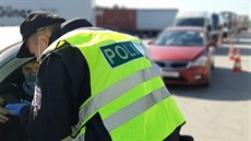 Policisté kontrolují řidiče na česko-slovenské hranici.