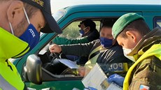 Policisté kontrolují řidiče na česko-slovenské hranici.