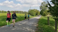 Silnice a silni�ky. Víc ne� polovina na�í pochodové trasy vedla po asfaltu,...