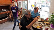 Íránští muži při obědě v restauraci (26. května 2020)