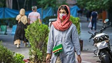 Íránská žena s ochrannou rouškou v centru Teheránu (25. května 2020)