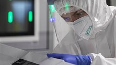 Zam�stnanec b�lehradské laborato�e, kde se zpracovávají vzorky test� na...