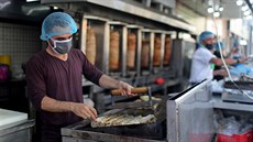 Palestinci v Gaze po uvolnní nkterých omezení mohou zpátky do restaurací....