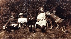 Zleva: sourozenci Bob, Margaret, David, Bessie a Jean na snímku z roku 1918.