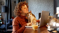 Pokud pracujete doma, bývají kočky opravdu kontaktními asistentkami. Pokud do...