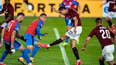 Spar�anský obránce Dávid Hancko pálí na bránu Plzn� v ligovém utkání.