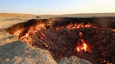 Kempování u hoícího kráteru Darvaza v Turkmenistánu.