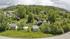 Takto vypadala havlíkobrodská zahrádkáská kolonie Na Nebi koncem kvtna, kdy tráva a stromy u chatek, pístek a skleník svítily sytou zelení. To u ale nájemci pozemk vdli, e je budou muset opustit. Nyní jim zbývají poslední dny.