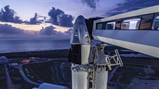 Raketa Falcon 9 čeká na historický let s pilotovanou lodí Crew Dragon