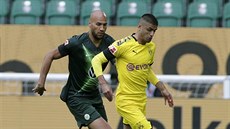 U míe Mahmoud Dahoud z Dortmundu, brání ho  John Brooks z Wolfsburgu.