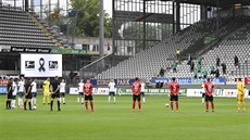 Fotbalisté Freiburgu a Brém drí minutu ticha za obti koronaviru.