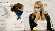 Petra Kvitová (vpravo) a Barbora Strýcová na tiskové konferenci ped tenisovým...