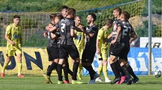 Fotbalisté Hradce Králové slaví gól v utkání proti Varnsdorfu.