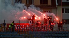 Fanouci Brna fandí svému týmu za plotem stadionu v Ústí nad Labem.