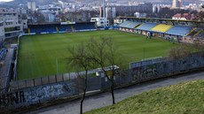 Severní svah je oblíbeným místem, odkud lidé sledují zápasy na Letné. V sobotu...