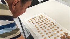 �editel muzea Pavel Hrubec s nálezem, který má nevy�íslitelnou hodnotu.