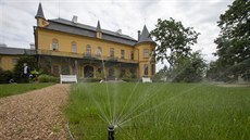 Na počátku 20. století žil na zámku František Josef z Auerspergu se svou...