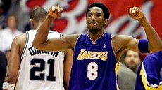 Vzpomínka na rok 2001: Kobe Bryant z LA Lakers v play off slaví, Tim Duncan ze...