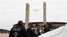 Písluníci nmecké policie se chystají na berlínské derby mezi Herthou a...
