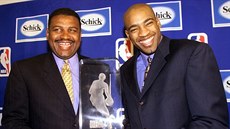 Vince Carter (vpravo) z Toronto Raptors pebral v roce 1999 cenu pro nováka...