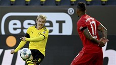 Julian Brandt (vlevo) z Dortmundu se pokouí obstelit Jeromeho Boatenga z...