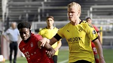 Alphonso Davies (vlevo) z Bayernu Mnichov a Erling Haaland z Dortmundu v...