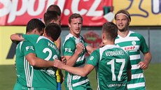 Fotbalisté Bohemians se raují z gólu.