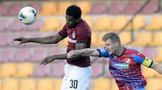 Benjamin Tetteh (vlevo) ze Sparty a Jakub Brabec z Plzn v hlavikovém souboji