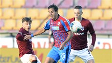 Michal Sá�ek (vlevo) a Ladislav Krej�í ze Sparty brání Ale�e �ermáka z Plzn�.