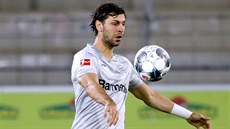 Aleksandar Dragovi z Leverkusenu v zápase nmecké bundesligy