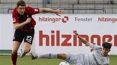 Dominique Heintz (vlevo) z Freiburgu uniká Kai Havertzovi z Leverkusenu.