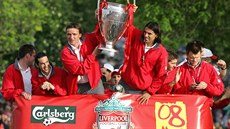 Triumfální jízda Liverpoolu po triumfu v Lize mistr v roce 2005: vlevo u...