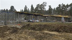 Výstavba lávky u Kamenného rybníka v Plzni. Snímek je z ledna 2020.