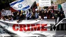 Lidé protestovali proti izraelskému premiérovi Benjaminu Netanjahuovi, který je...