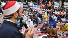 Muslimové slaví konec ramadánu na Piazza della Radio v ím. (23. kvtna 2020)