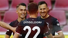 Gólová radost fotbalist Fortuny Dusseldorf's v bundesligovém zápase s Kolínem...