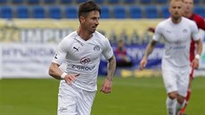 Milan Petrela v dresu Slovácka utíká olomouckému obránci Michalu Vepekovi.