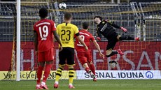 Dortmundský gólman Roman Bürki se marně natahoval po ukázkovém lobu Joshuy...