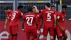Fotbalisté Bayernu Mnichov se radují z gólu, který v bundesligovém stetnutí s...