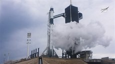Plnění lodi Falcon 9 tekutým kyslíkem před startem s pilotovanou lodí Crew...